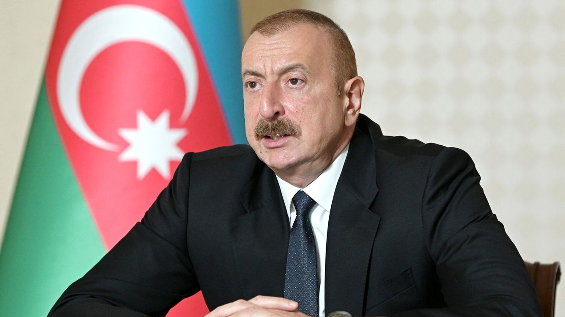 Tensions : l’Azerbaïdjan rappelle à Macron les crimes de la France en Afrique