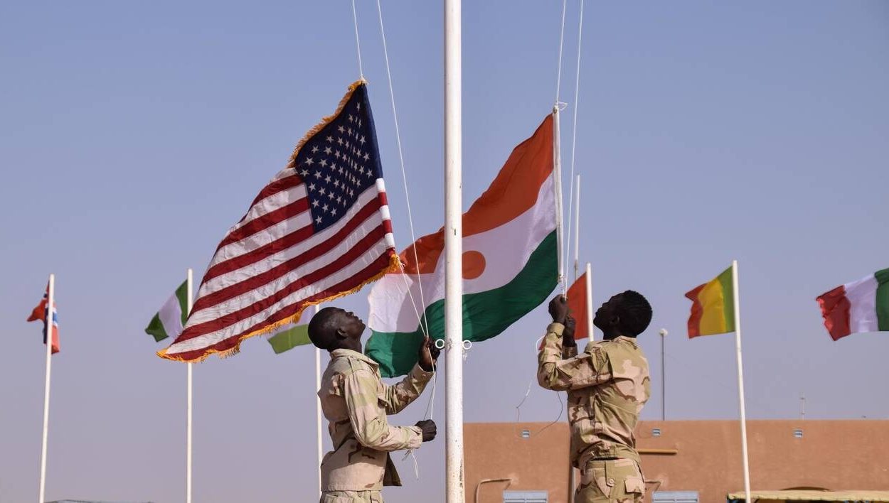 Drapeau USA et drapeau du Niger
