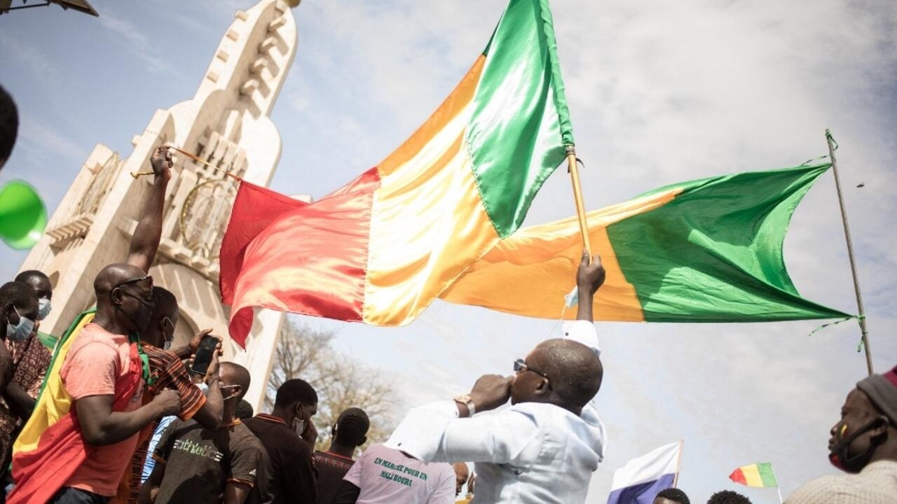 Une foule de manifestant avec le drapeau Malien