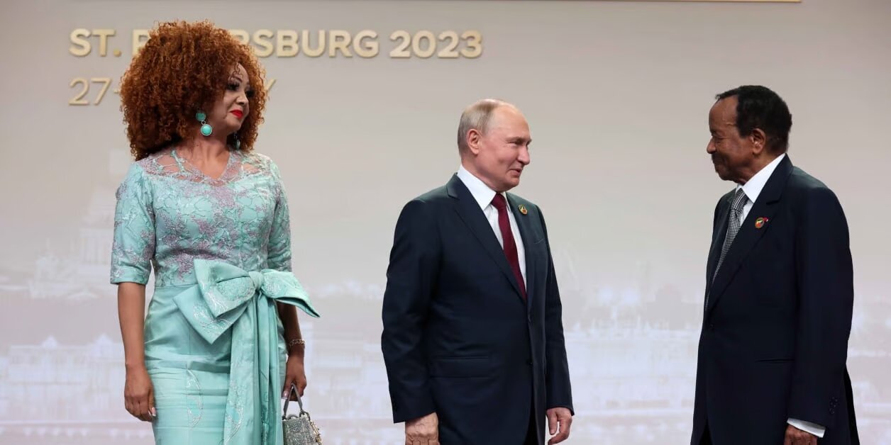 Le président de la Ruissie Vladmir Poutine et le president du Cameroun Paul Biya