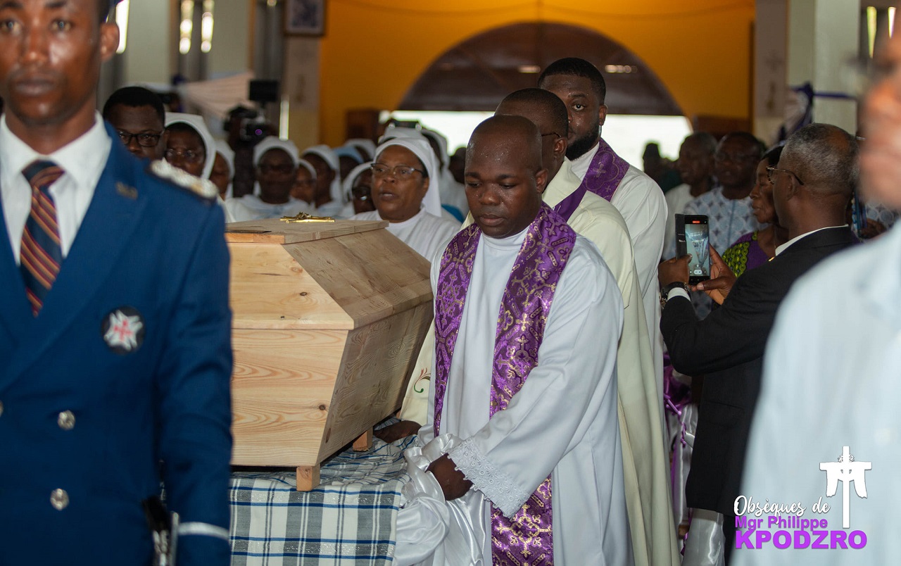 Obsèques de Mgr Kpodzro : L'absence des autorités gouvernementales fait polémique