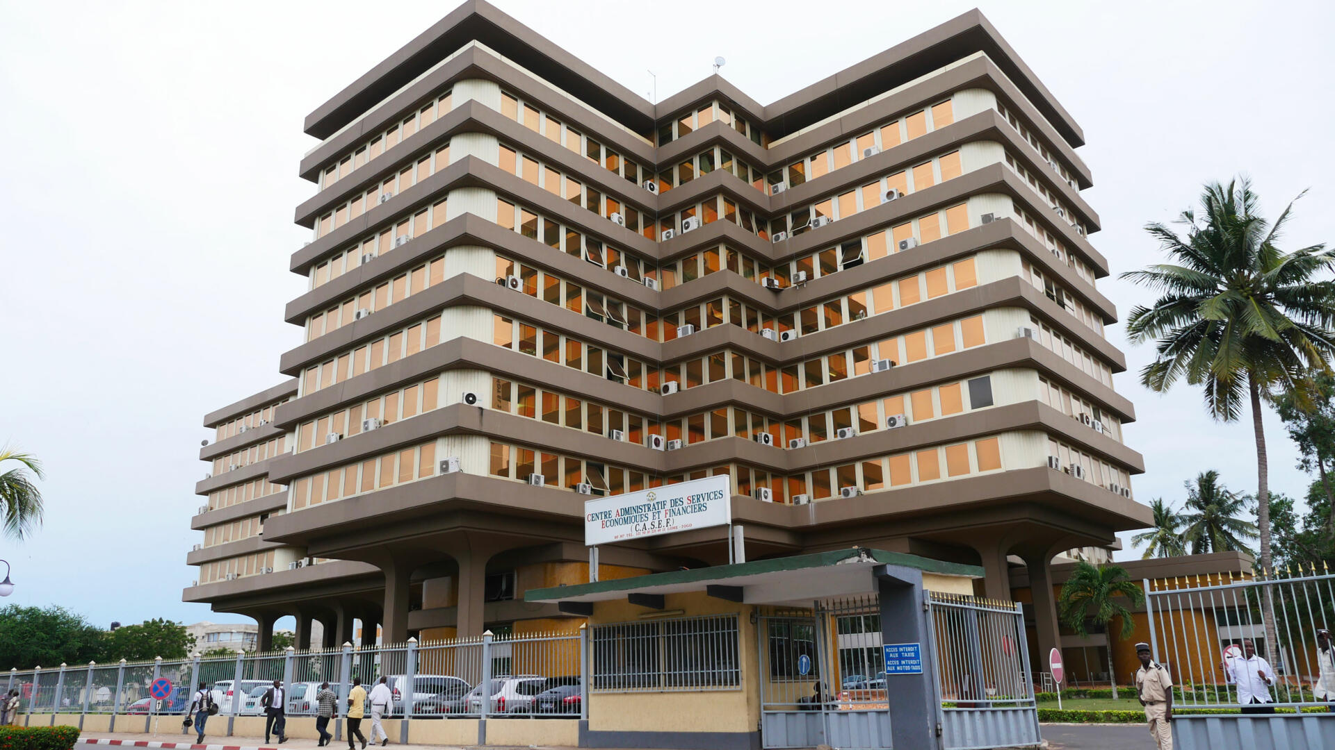 Togo : Le Trésor public met en garde les EPA sur les retards de paiement envers la CEET, la TdE et Togocom