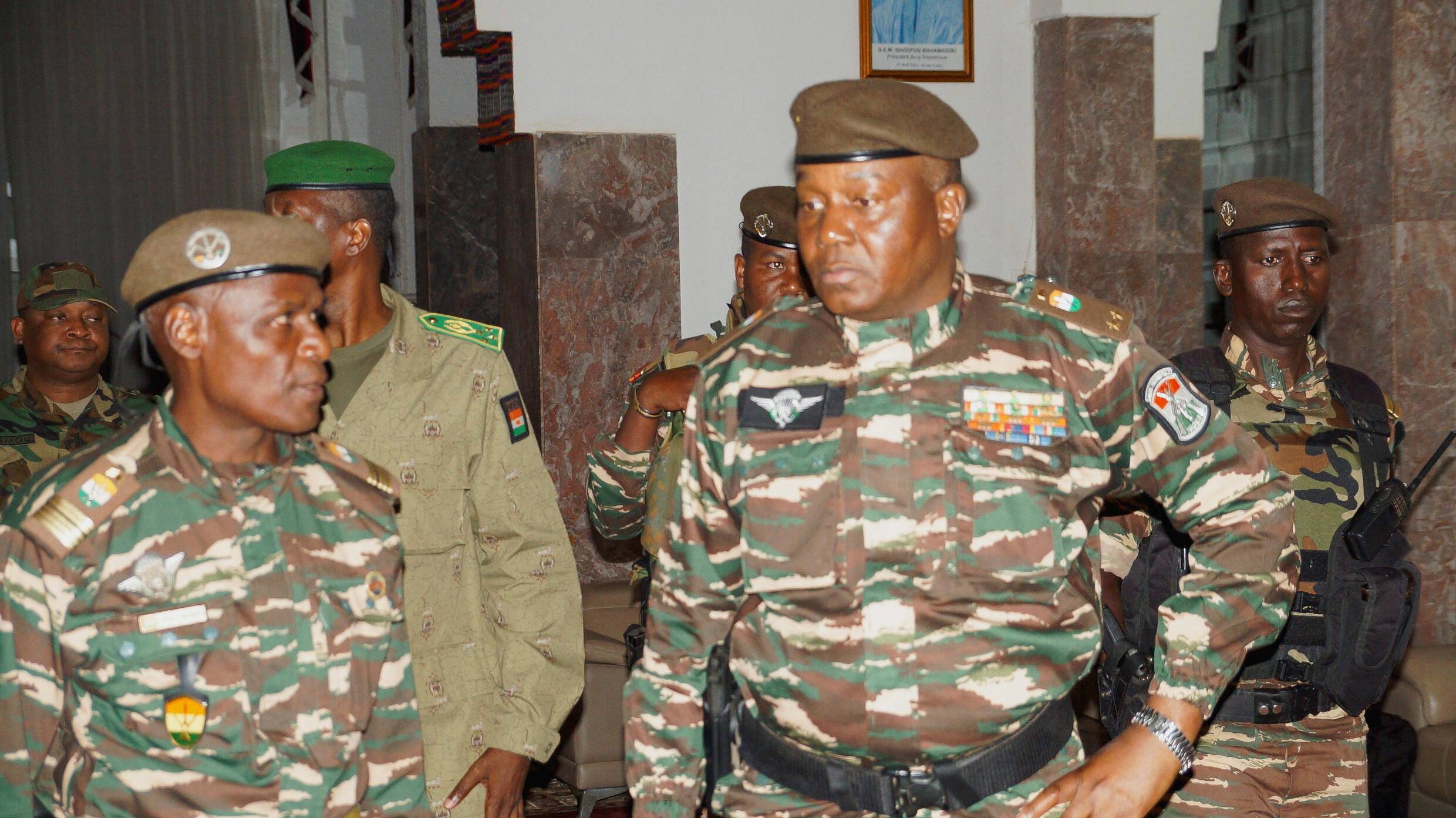 Le Général Tiani accueille les cinq Nigériens arrêtés