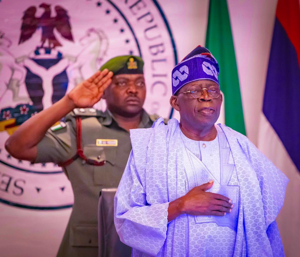 Nigéria : Bola Tinubu tombe pendant le défilé du 12 juin (vidéo)