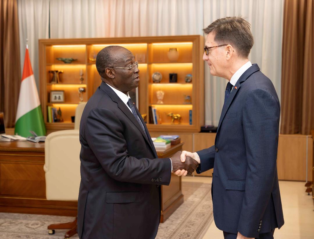 L'Ambassadeur d'Espagne en Côte d'Ivoire, Rafael Soriano Ortiz fait ses adieux au Président Ouattara