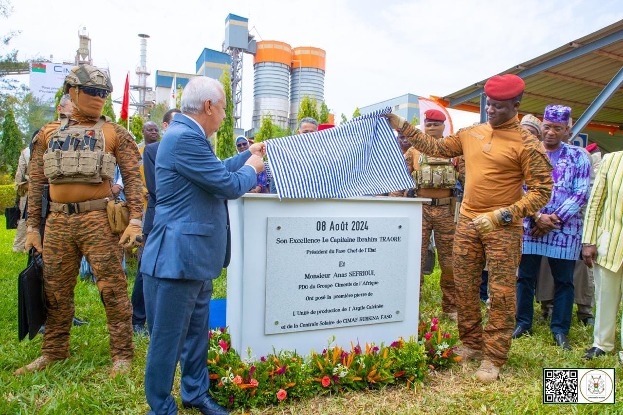 Le Burkina Faso marque une avancée significative dans le secteur de la construction avec l’inauguration d’une nouvelle unité de transformation d’argile calcinée,
