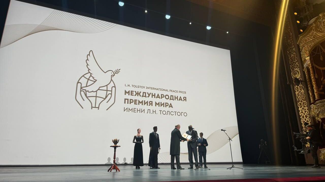 UA : Moussa Faki Mahamat reçoit le Prix Léon Tolstoï en Russie