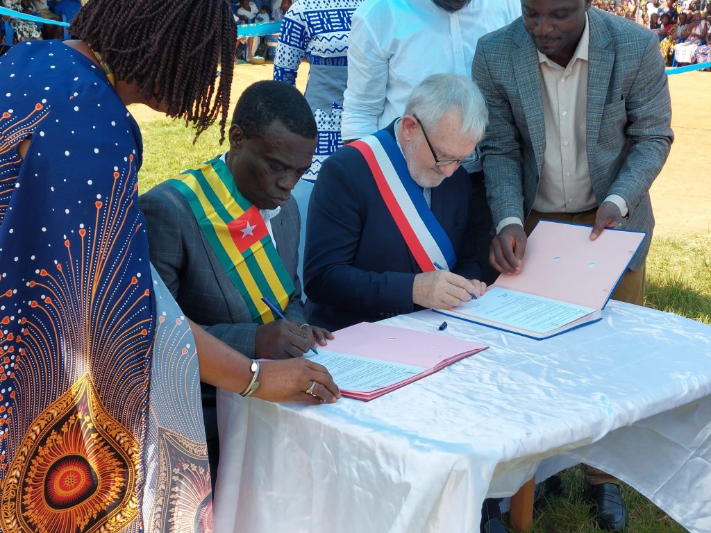 accord signé entre la commune d'Archigny (France) et Wawa 2
