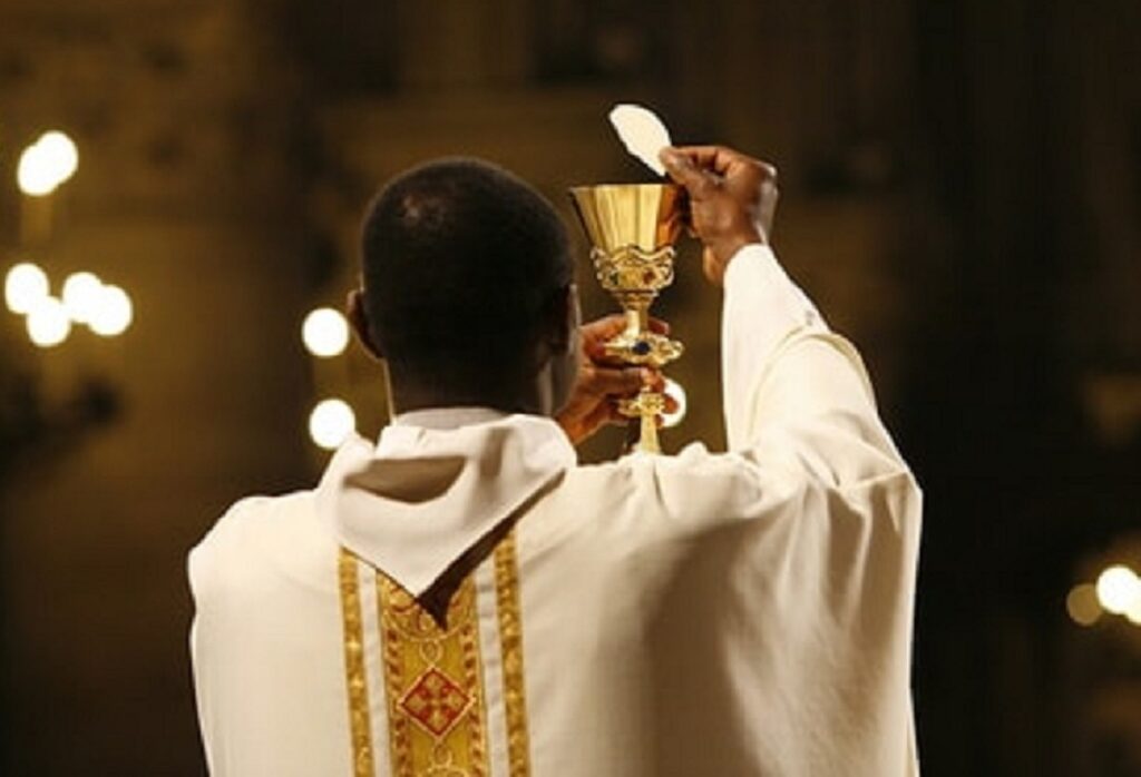 Un prêtre togolais, accusé d’agression sexuelle en France, fuit son procès